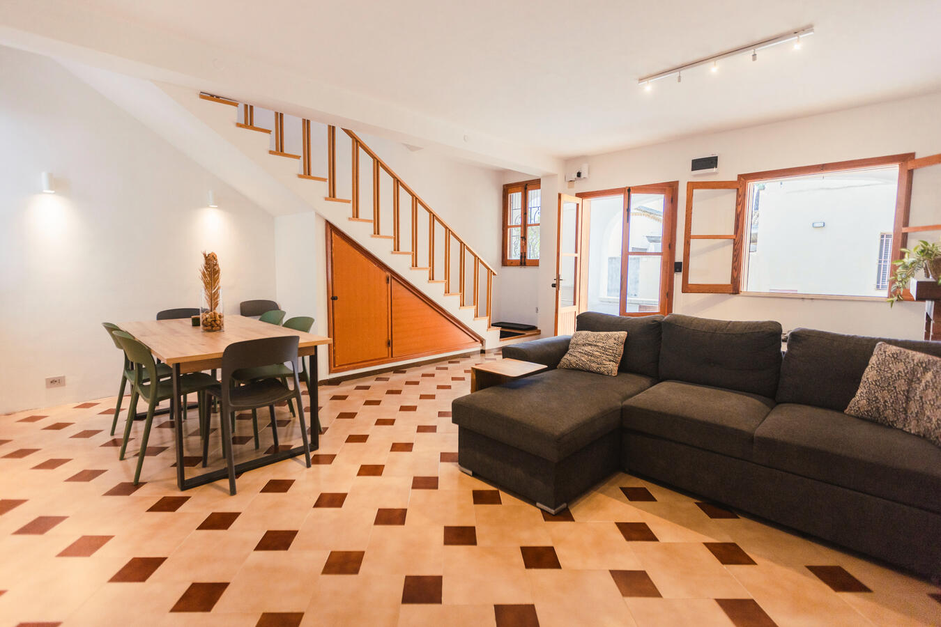 Entrance soggiorno Spacious living room with dining area at Stagnone Kite Lodge