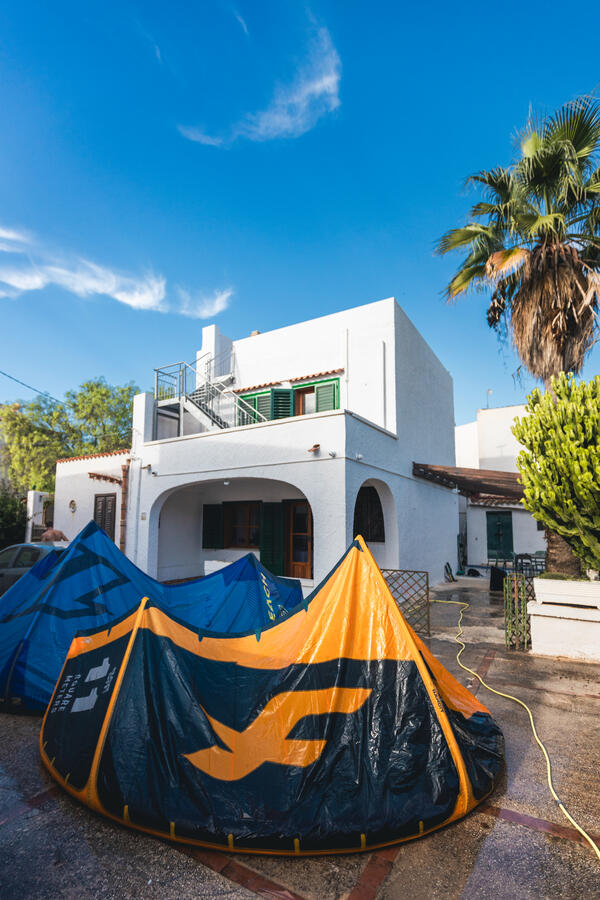 stagnone-kite-lodge with kites stagnone-kite-lodge with kites
