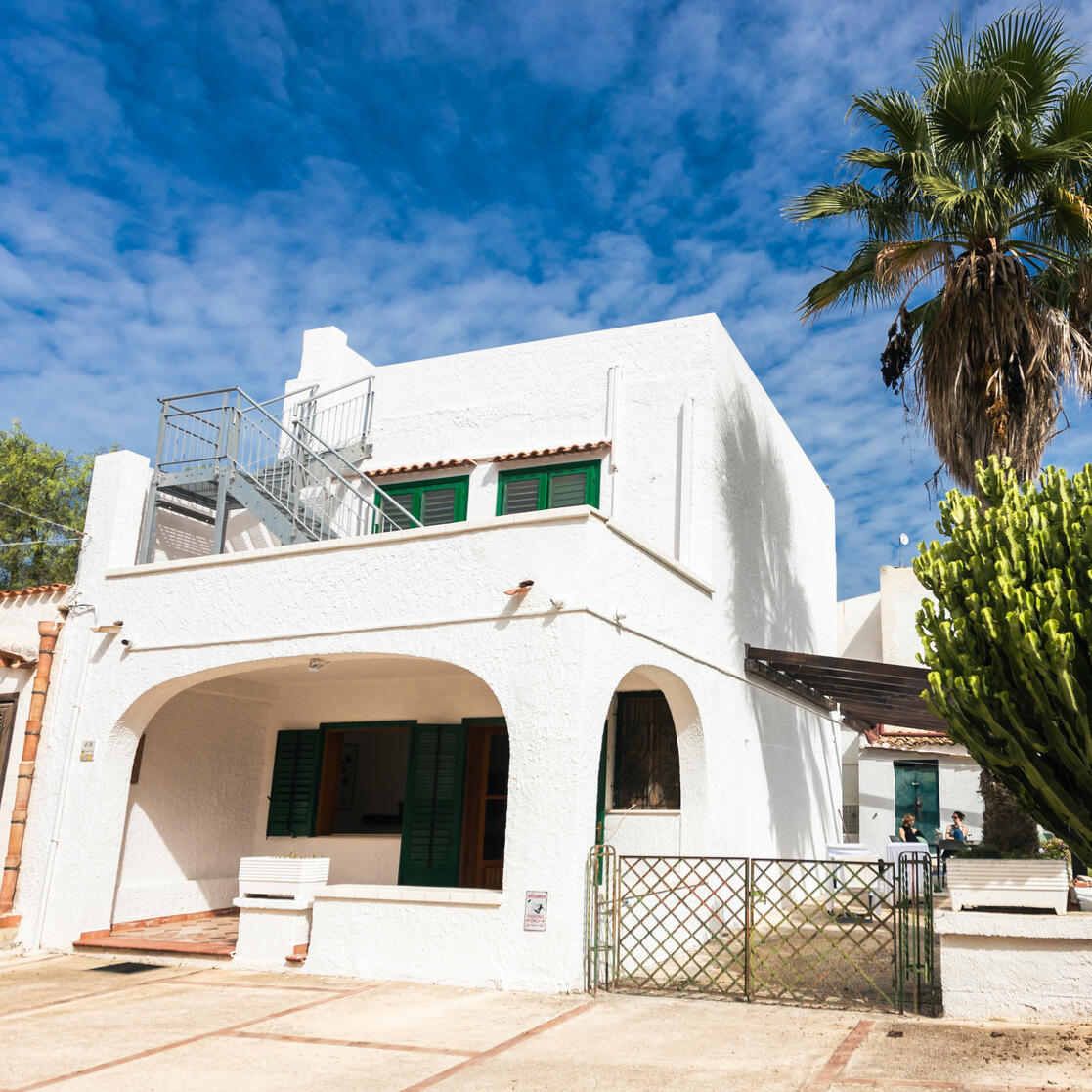 kite-lodge-house-LoStagnone-Sicily Rooftop terrace with panoramic views over Lo Stagnone kite lagoon in Sicily